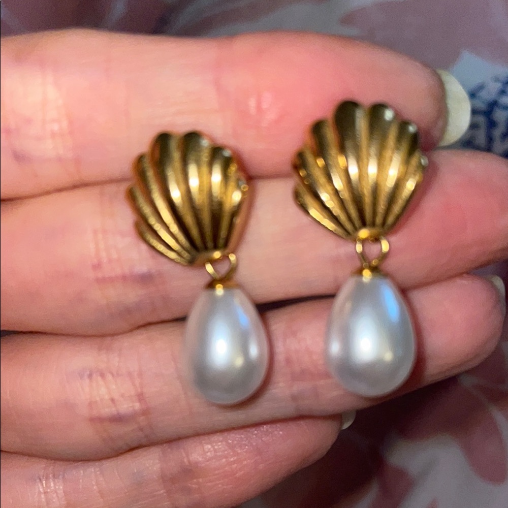 Gold and White Pearl Venus earrings